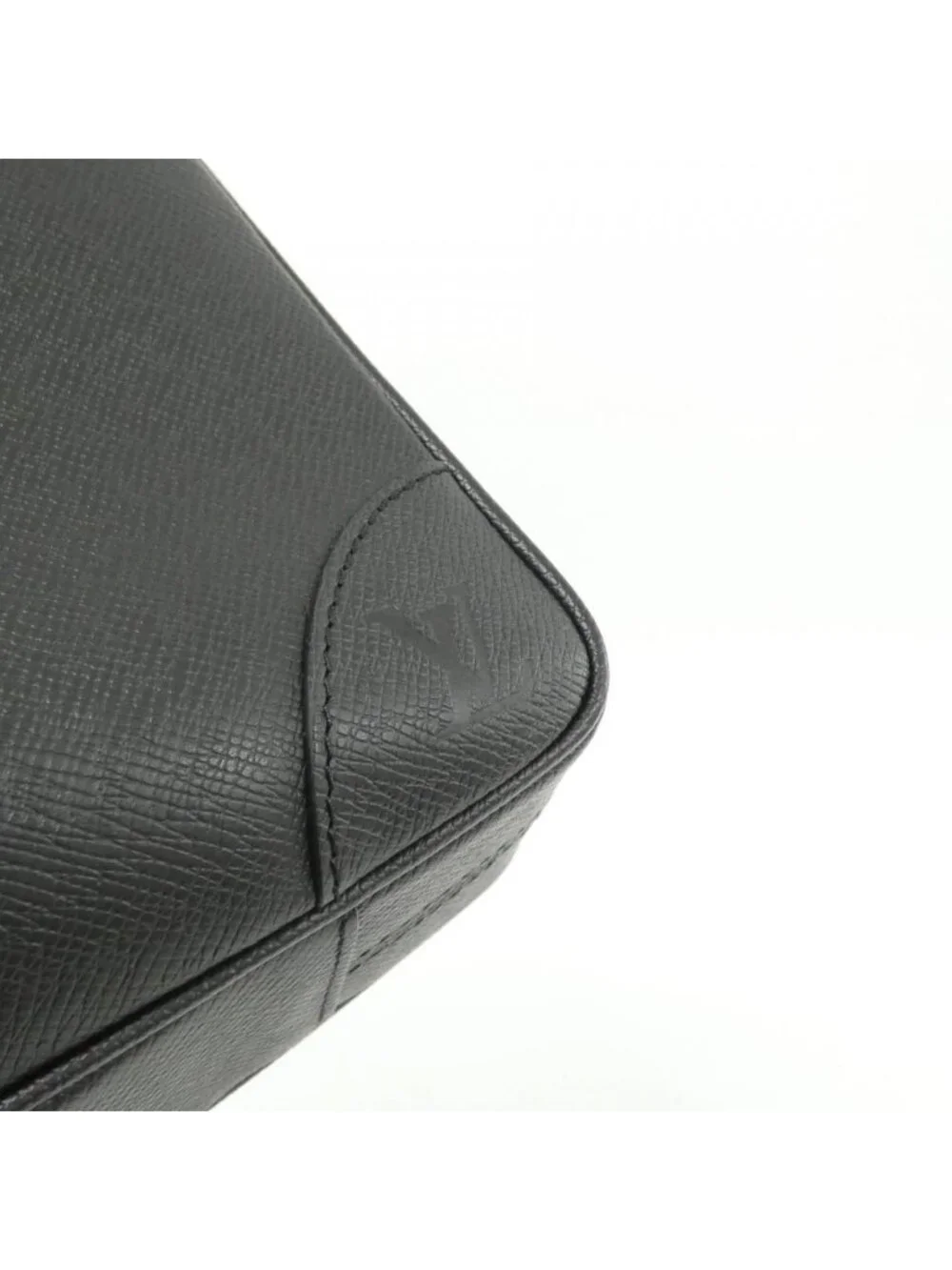 Louis Vuitton Taiga Porte Document Voyage